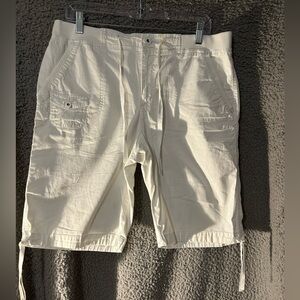 Gloria Vanderbilt Women's white Bermuda Shorts